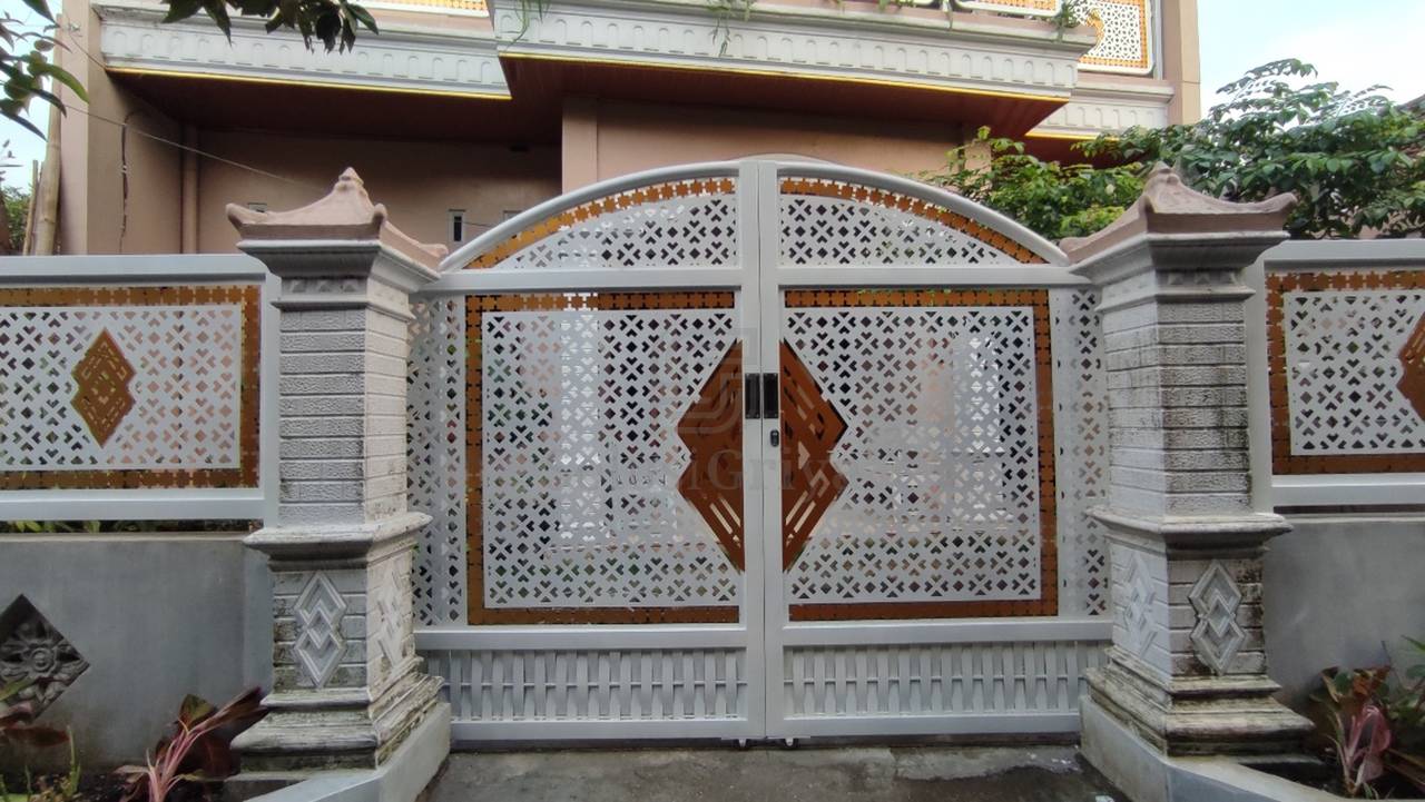 Detail finishing dual tone pada pintu dan pagar